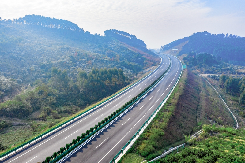 6.高速公路與群山相連，植被覆蓋率高，與原生態(tài)環(huán)境恢復(fù)有機(jī)結(jié)合.jpg