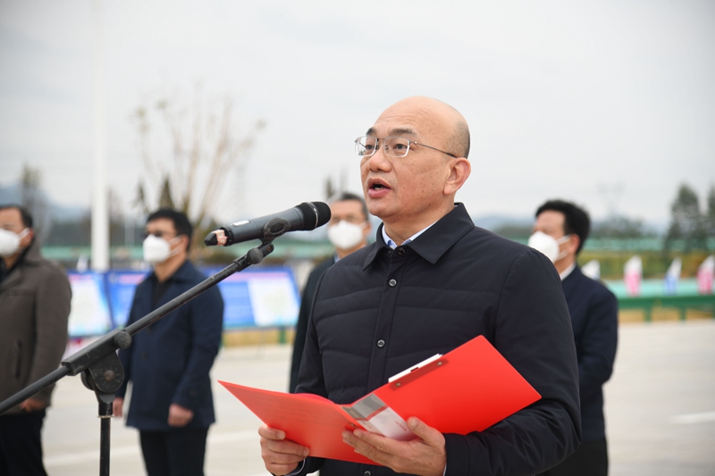 自治區(qū)交通運(yùn)輸廳黨組成員、總工程師陳津維宣布通車.jpg